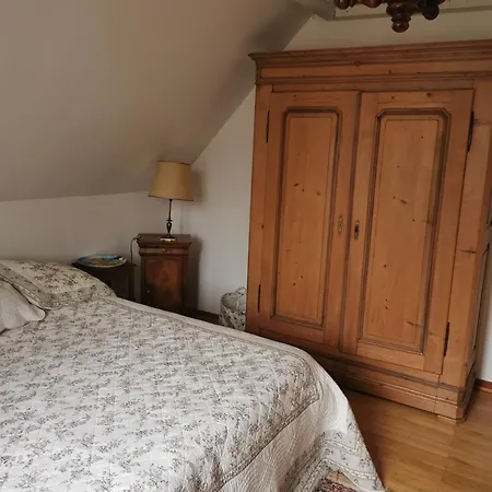 Проживание в семье Maison Les 3 Roses *